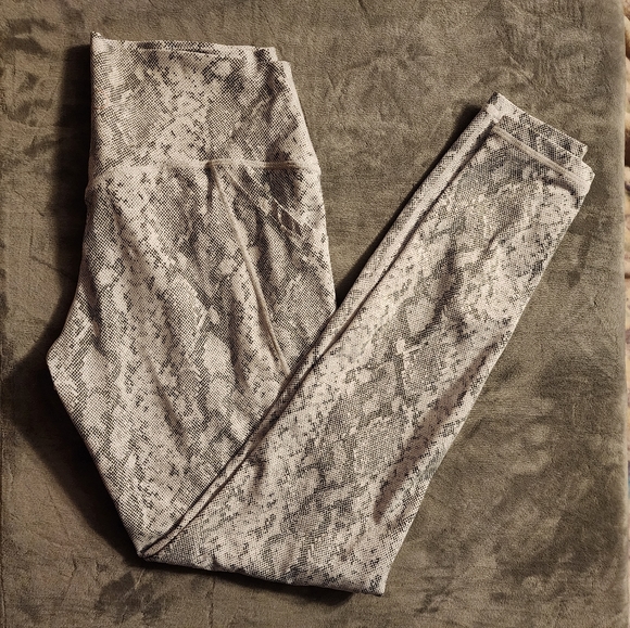 Set of Curves and Combatboots Snake print leggings and bra. - Picture 1 of 9